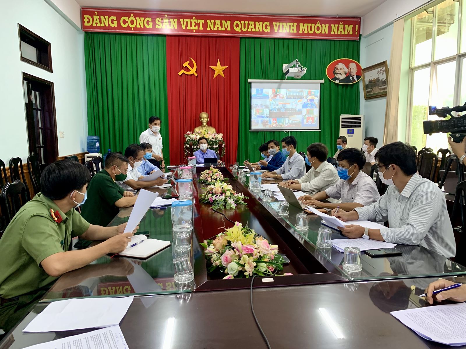 UBND huyện: Triển khai cuộc họp lên phương án đón công dân  của huyện từ vùng dịch về địa phương